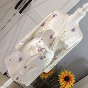 Jones New York white/Purple Floral Robe. Size Medium